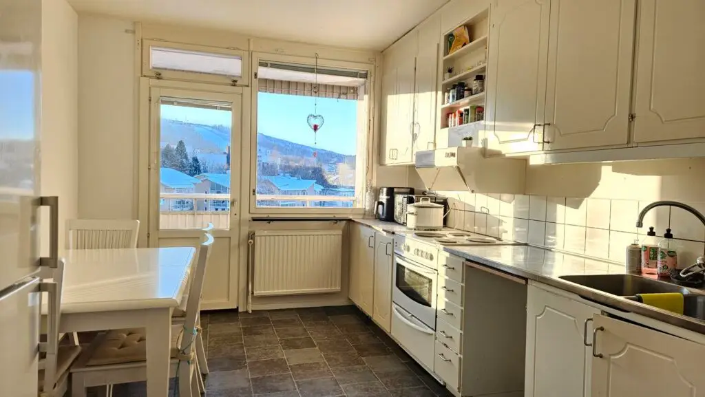 Ledig lägenhet med 2 Rok i Sollefteå på Djupövägen 19 lgh 1303, köket med balkong