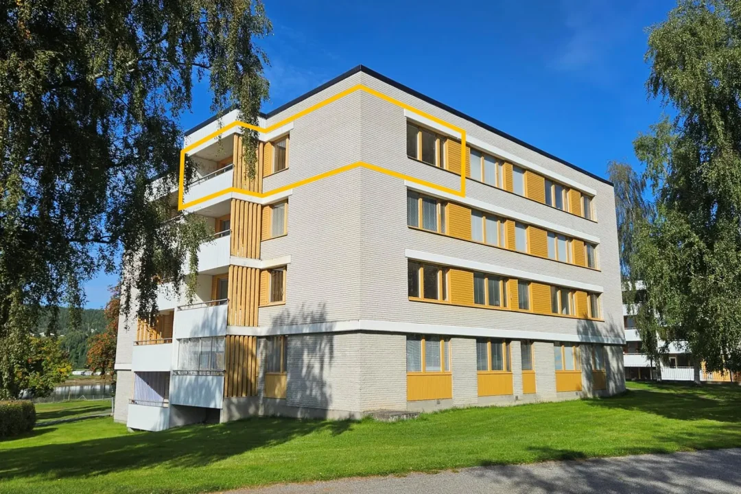 Ledig lägenhet i Sollefteå med 2 rum och kök på Älvtorpet på Djupövägen 19, byggnaden med balkong med eftermiddagssol