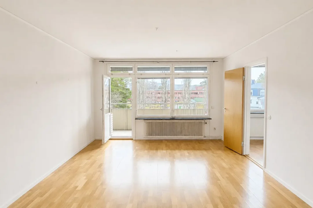 Ledig hyresrätt i Sollefteå med 4 rum och kök vid älven på Älvgatan 2, vardagsrummet med balkonmg