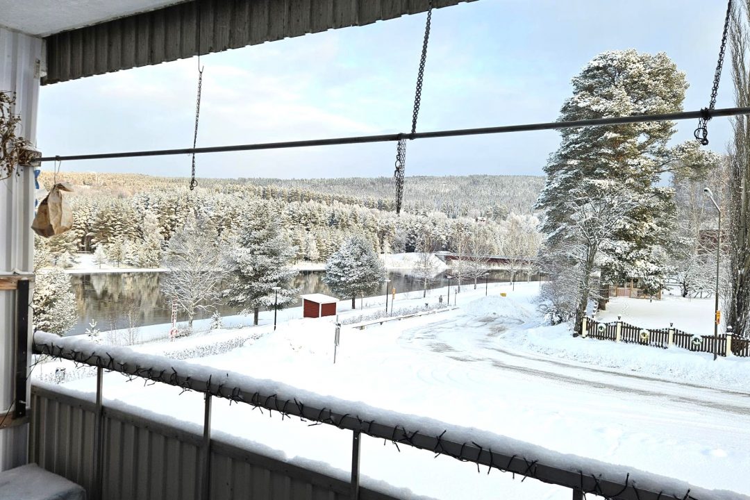 Ledig lägenhet hyresrätt utsikt mot älven från stor balkong i centrala SOLLEFTEÅ bra läge nära skola och mataffär