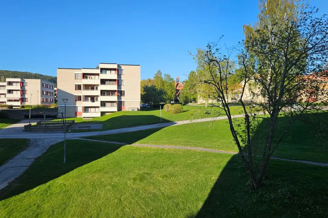 Ledig hyresrätt i Sollefteå med 3 Rok på Djupövägen 23 lägenhet 1002, utsikt fråm sovrum mot Ångermanälven