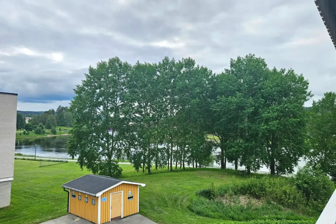 Ledig lägenhet med 4 Rum och kök i Sollefteå på Djupövägen 23 B lägenhet 1202, utsikt från balkongen mot Ångermanälven