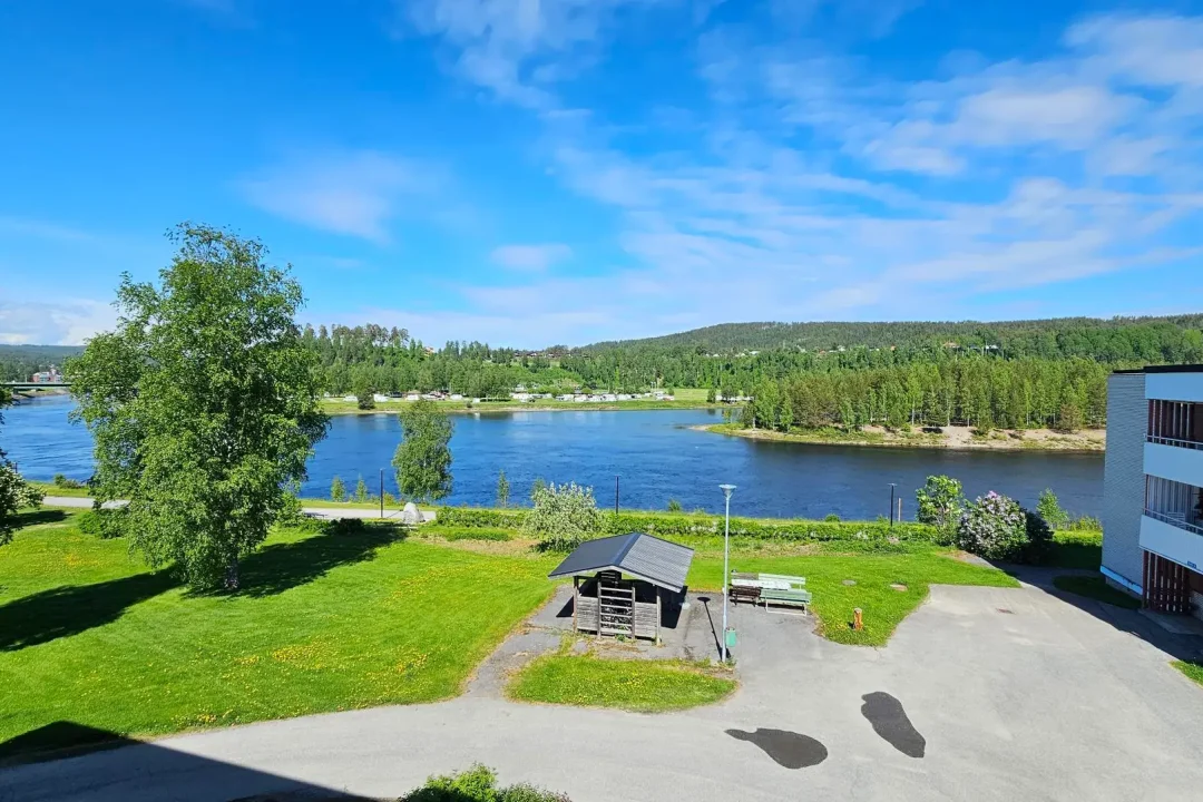 Utsikt mot Ångermanälven i Sollefteå från ledig lägenhet om 2 Rok på Djupövägen 29 B