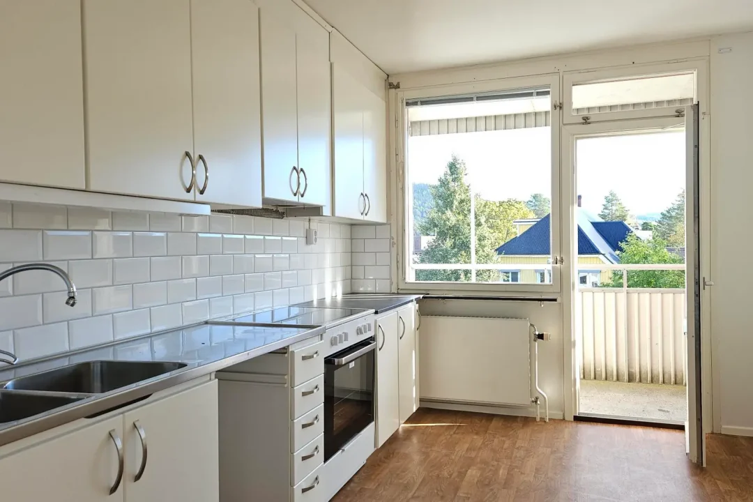 Ledig lägenhet hyresrätt i Sollefteå på Djupövägen 29 A, 2 rum, köket med balkong mot Älvgatan