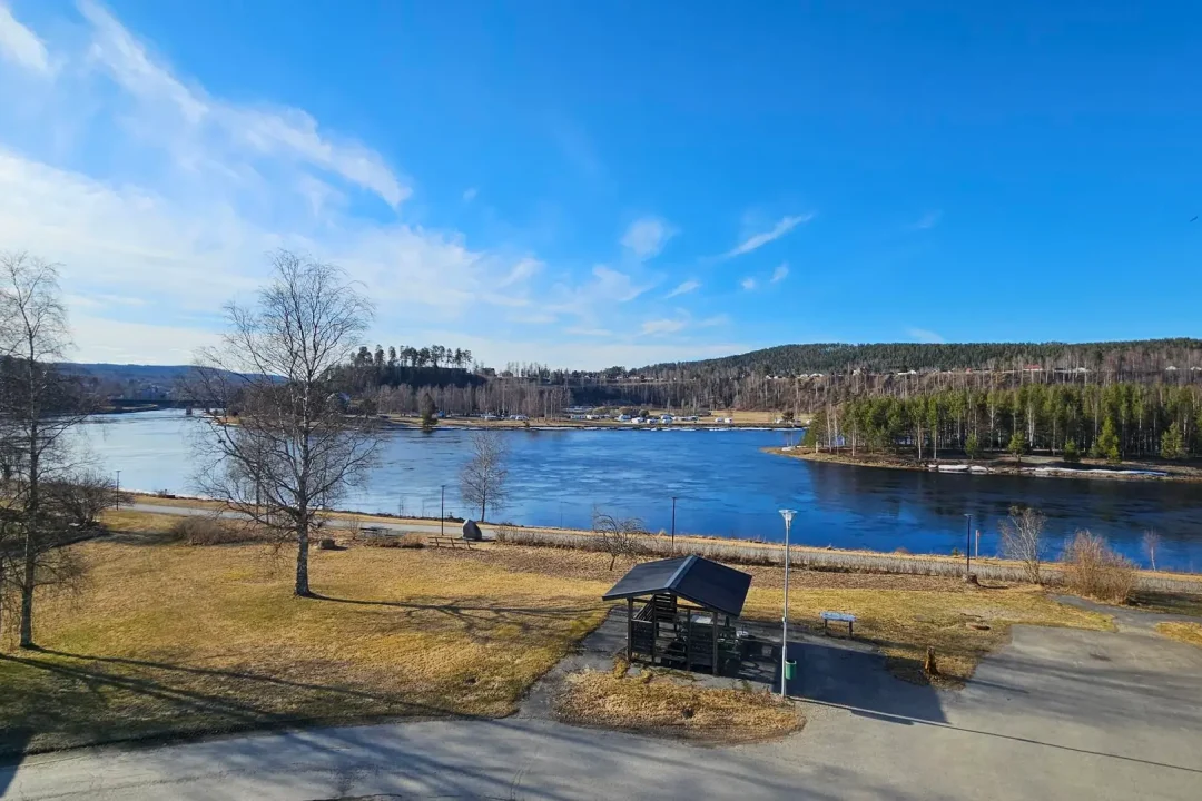 Djupövägen 29 B, 2 Rok, utsikt mot älven i april