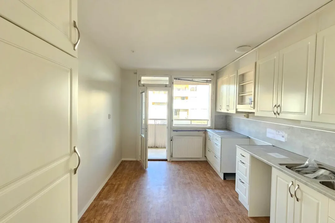 Ledig lägenhet 2 Rok på Djupövägen 21 B lgh 1005, vid älven i centrala Sollefteå, kök under renovering