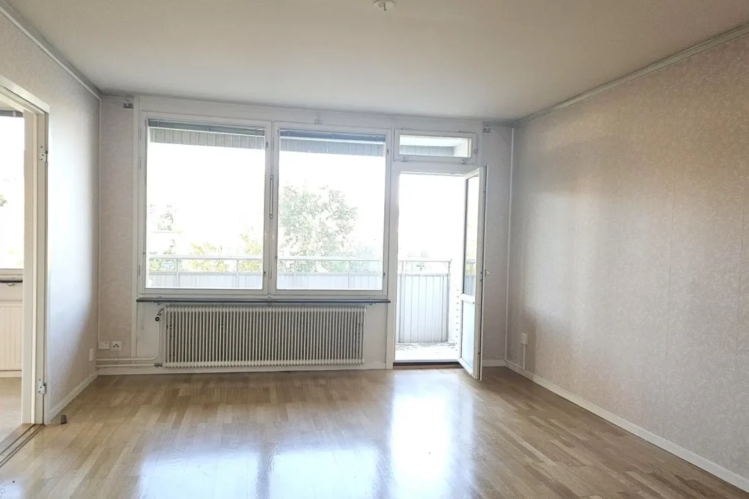 Vardagsrummet med utgång till stor balkong på Djupövägen 21 B på Älvtorpet - Sollefteå