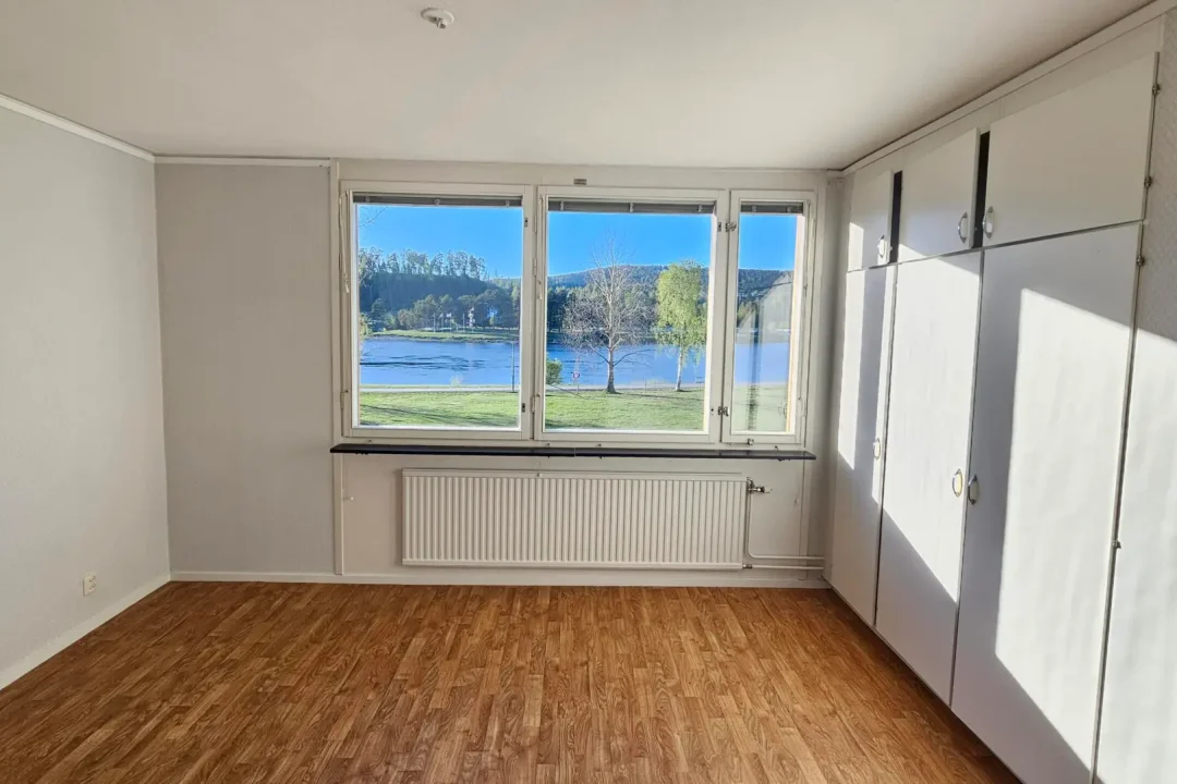 Ledig hyresrätt i Sollefteå med tre rum och kök på Djupövägen 17 lägenhet 1002, sovrum 1 med ny matta