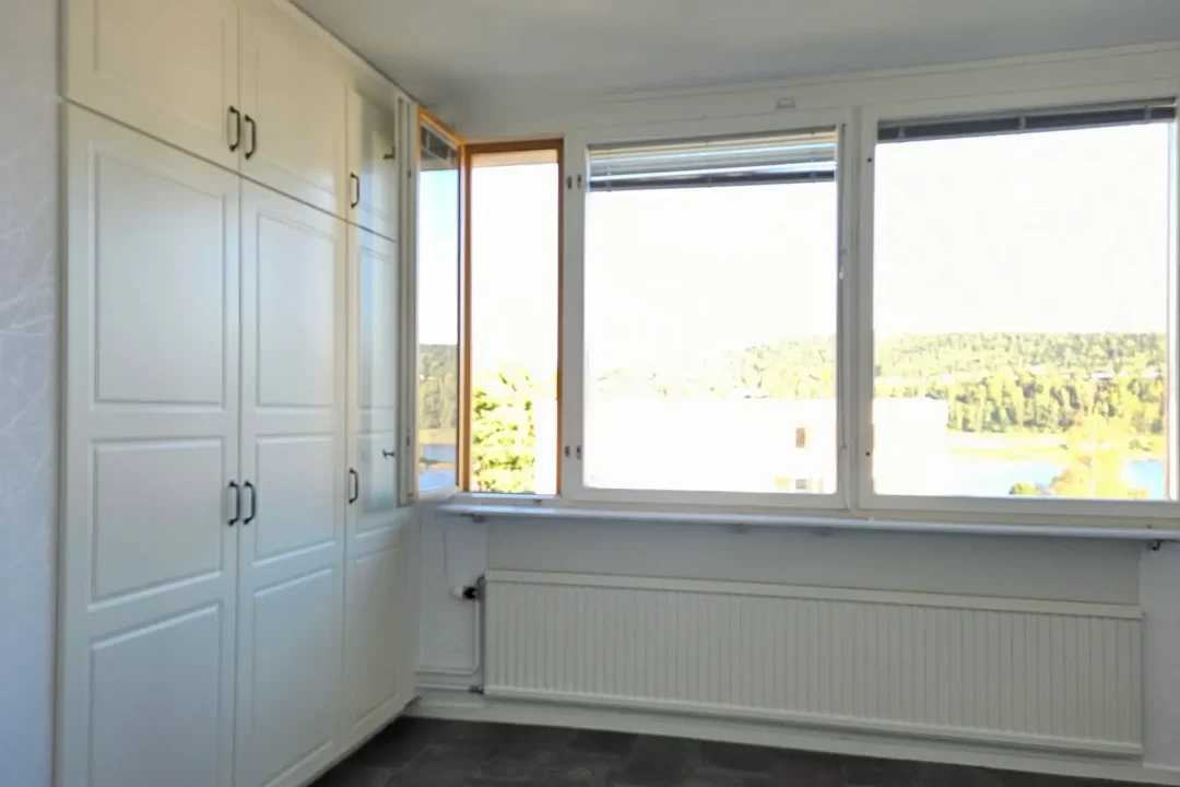D23#1204, 4 Rok, sovrum 2 med stort fönster mot älven