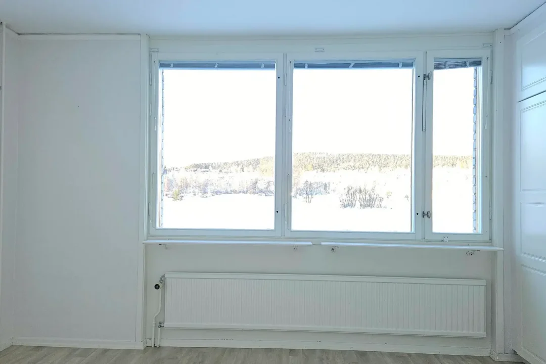 Sovrum med stora fönster mot älven på Djupövägen 23 C i centrala Sollefteå