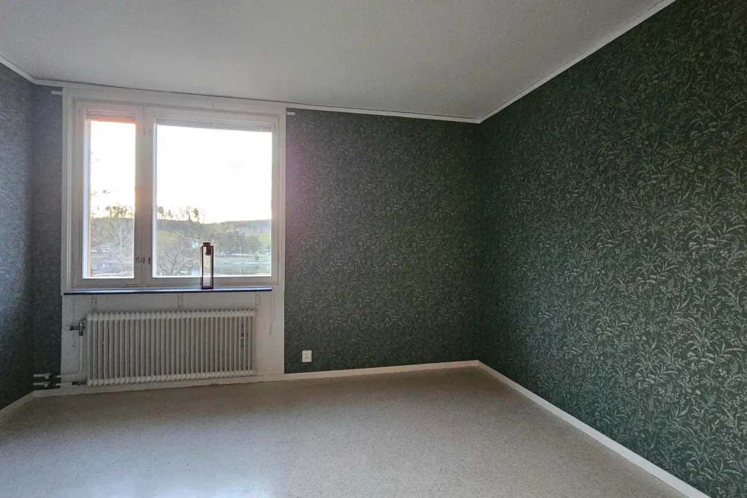 Ledig lägenhet med 3 rum och kök på Älvtorpet i Sollefteå, fotot visar nytapetserat sovrum