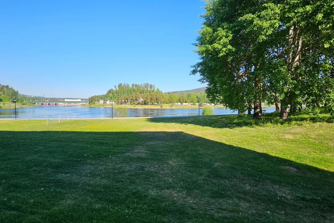 Fri utsikt mot Ångermanälven och Risön från vardagsrummet på Djupövägen 21 B