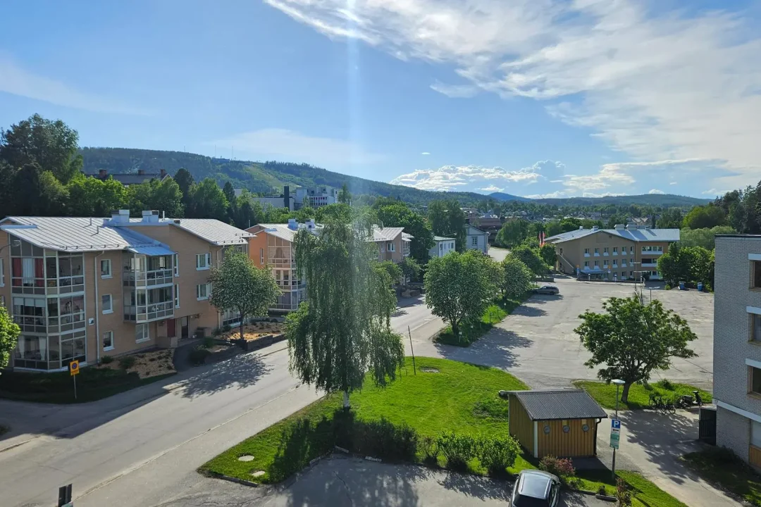 Ledig lägenhet i Sollefteå med 2 rum och kök på Älvtorpet på Djupövägen 19, utsikt från balkongen mot Hallstaberget
