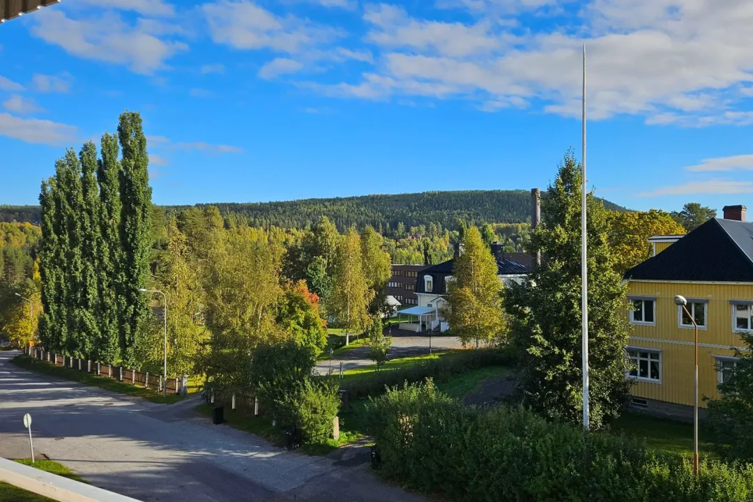 Ledig lägenhet hyresrätt med nyrenoverat badrum med kakel och klinker i Sollefteå på Djupövägen 29 A, 2 rum, utsikt mot Älvgatan