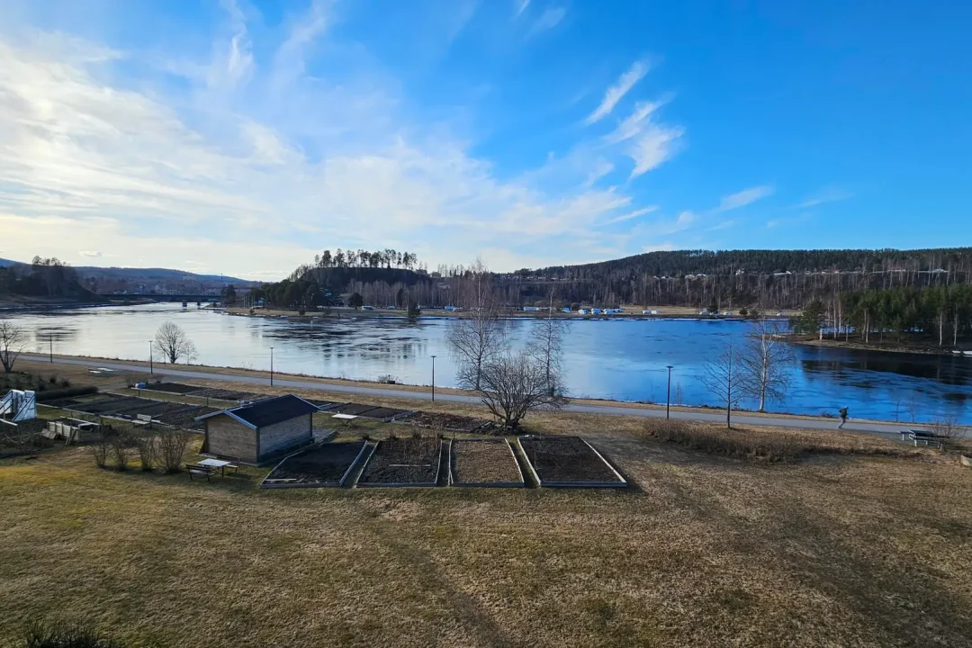 Djupövägen 25 B, utsikt mot Ångermanälven och odlingsloterna